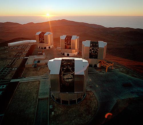 [Die vier 8.2-m-Teleskope des VLT auf dem Cerro Paranal in Chile]