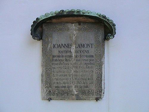 [Lamont-Epitaph an der Kirche St. Georg in Bogenhausen]