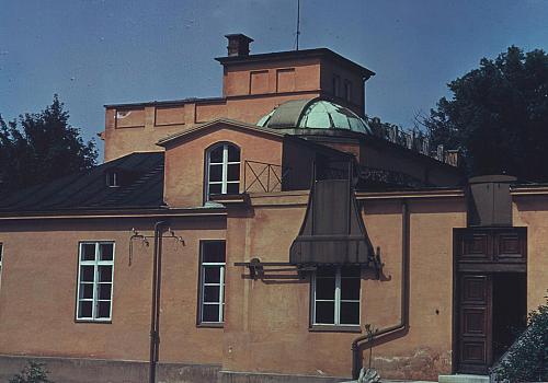 [Das Hauptgebäude der Sternwarte im Sommer 1955]