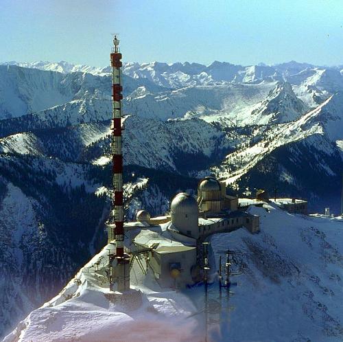 [Wendelstein-Observatorium mit Alpen-Panorama]